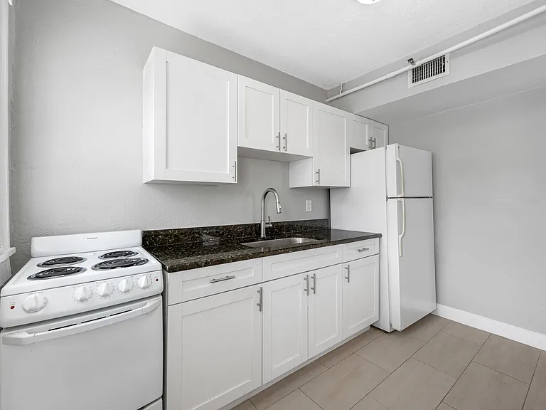324 Grove St N — Photo 3
