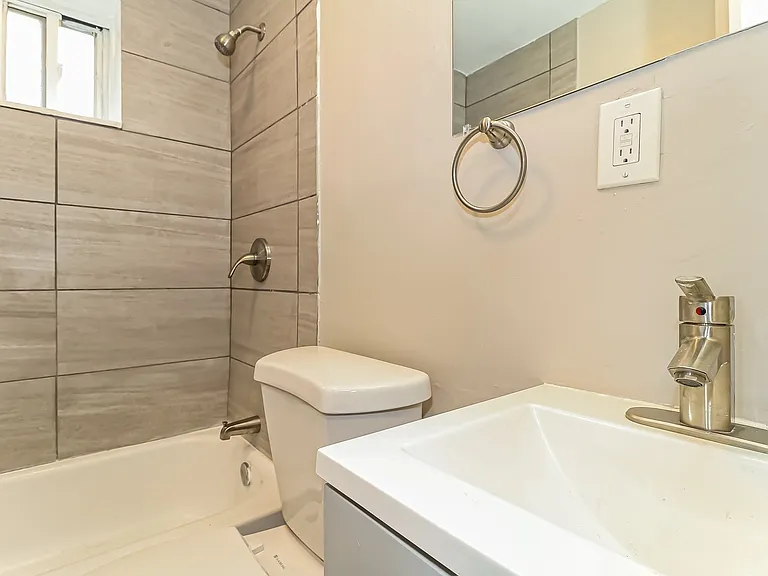 1595166_029_bathroom_13040211.jpg