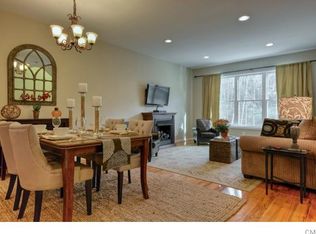 17 Oak Branch Dr, Brookfield, CT 06804