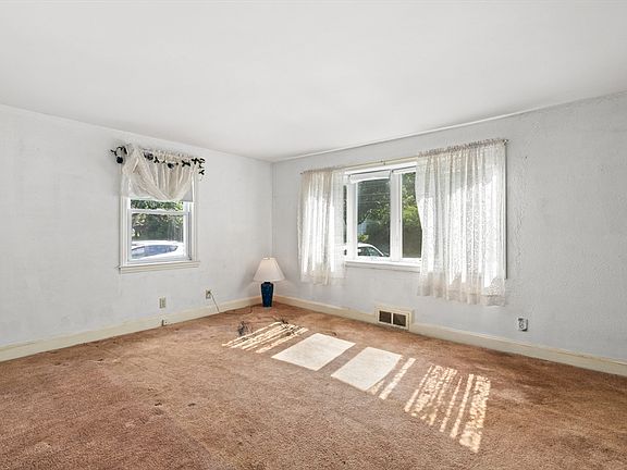 4th image of 308 Pleasant St