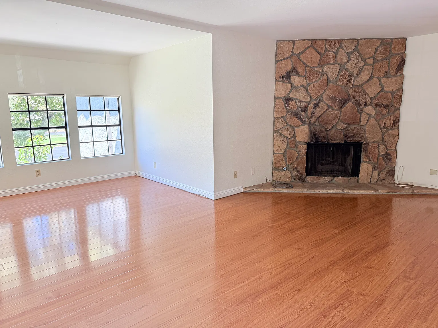 105 E Rosewood Ct — Photo 2