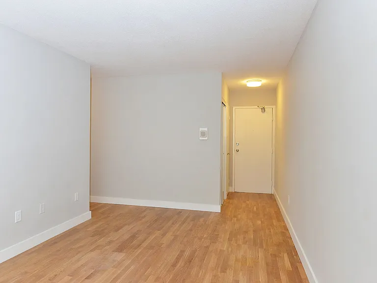 230 Oak St — Photo 6