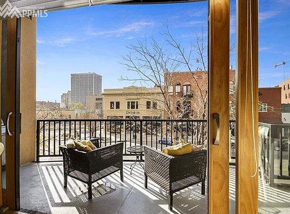 extra large deck facing Tejon with views of the mountains and all the action