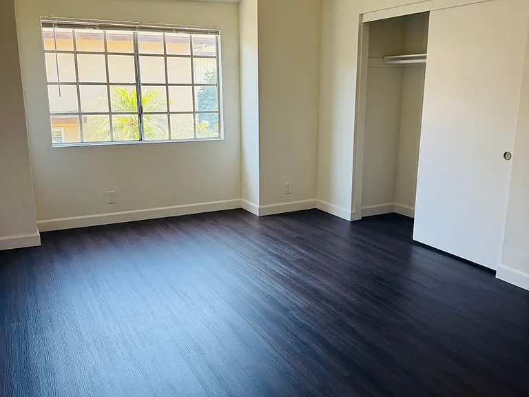 302 - 10331 Downey Avenue — Photo 7