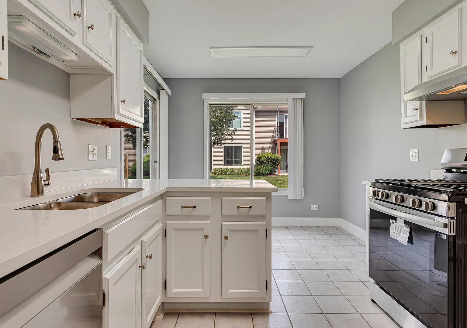 2 bed, 1156 sqft, $2,200 — Photo 3