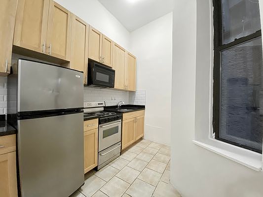 2nd image of 945 Columbus Ave APT 1N