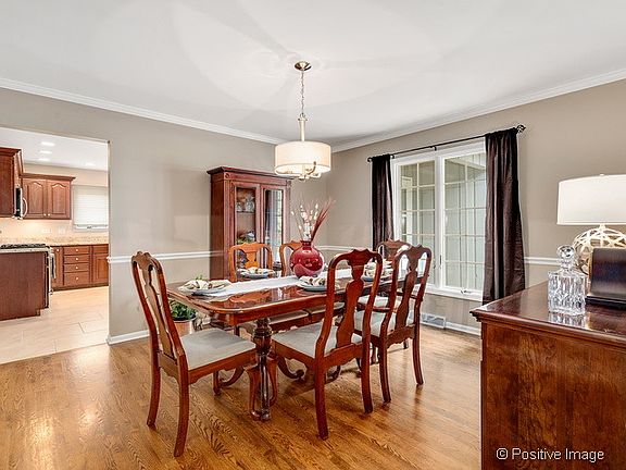 4th image of 22W307 Glen Valley Dr