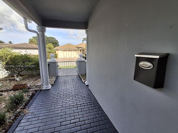 5th image of 4511 Queen Palm Ln