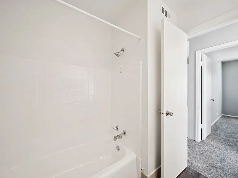 Beautiful Apartments in the heart of Brookside — Photo 34