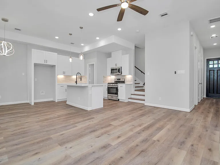 2355 Hoskins Dr — Photo 5
