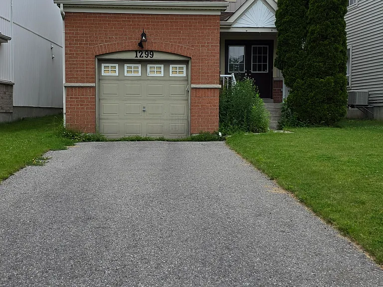 1299 Ashgrove Cres — Photo 3