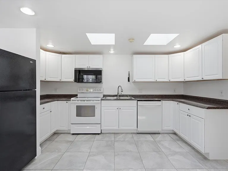 1647 Bay St SE — Photo 12