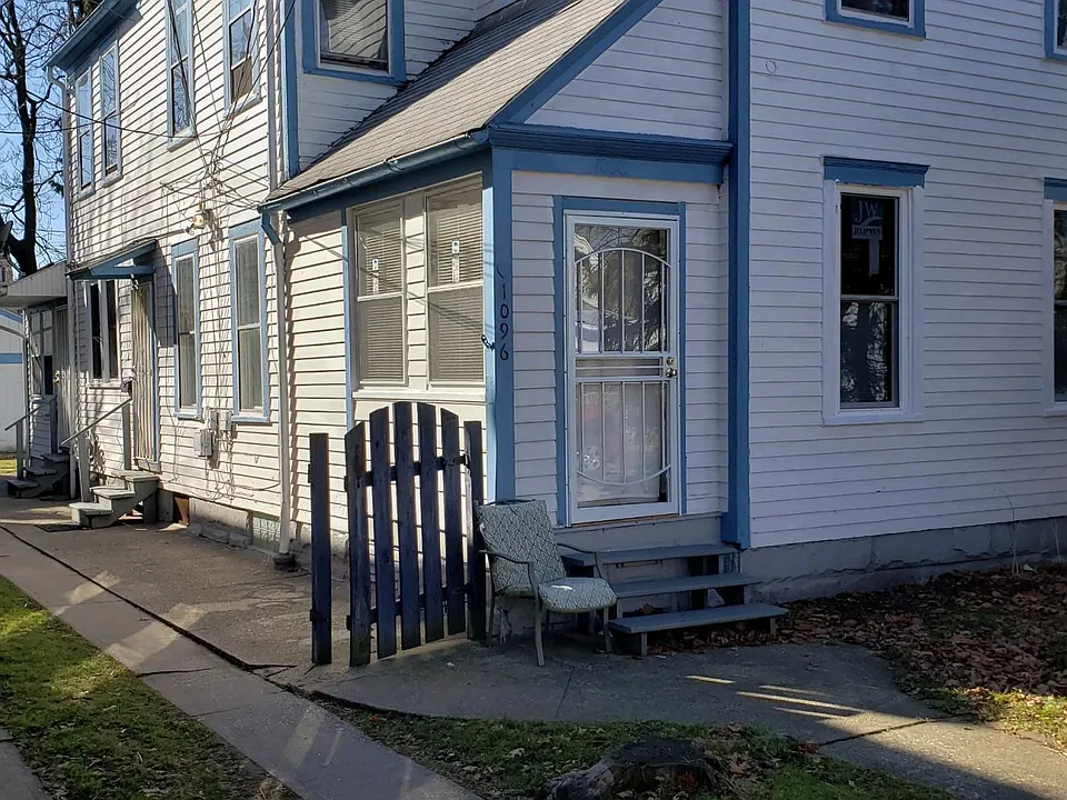 FRONT / DRIVEWAY