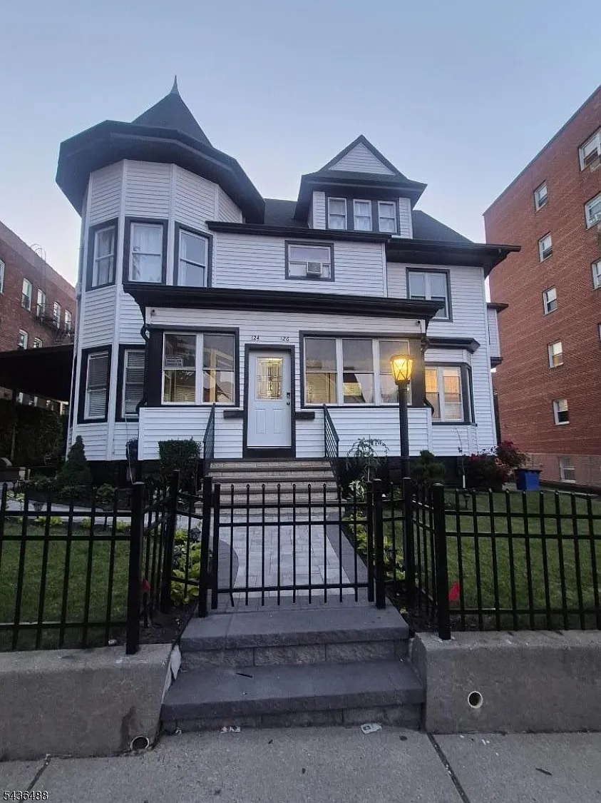3 bed, 2.0 bath, $2,600 — Photo 2