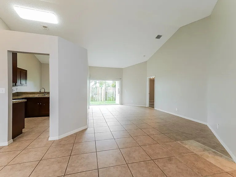 180 Heatherwood Dr — Photo 3