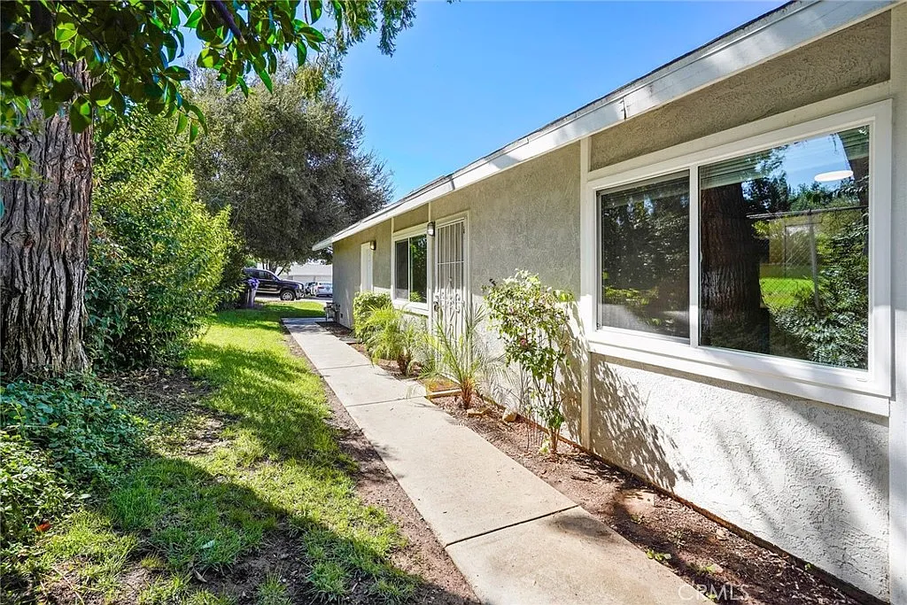 2 bed, 880 sqft, $2,100 — Photo 1