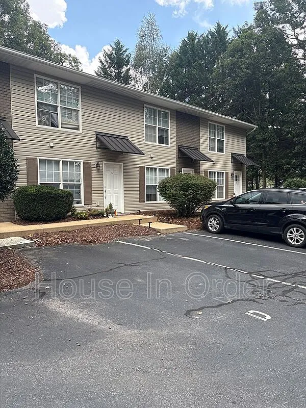 2 bed, 1.5 bath, 1190 sqft, $1,460 — Photo 1