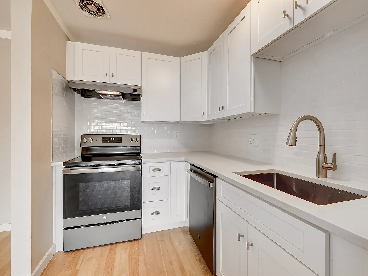 1 bed, 996 sqft, $2,025 — Photo 4