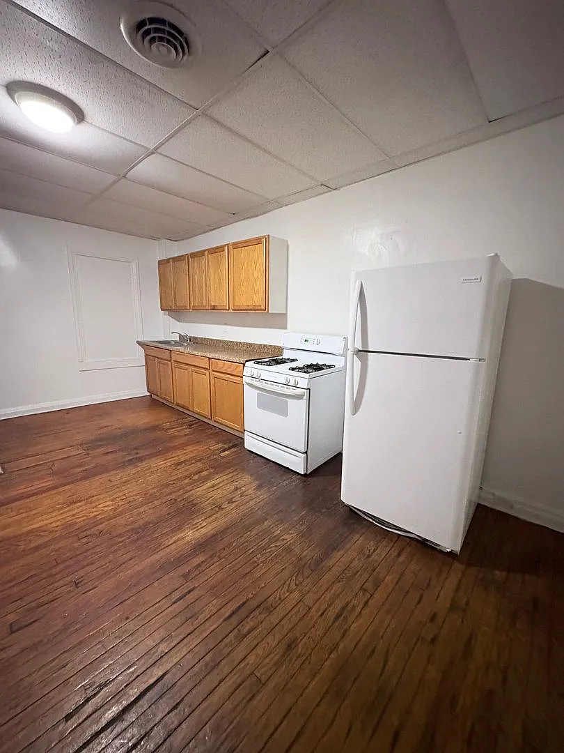 Spacious 3 Bedroom Parking in York City SD — Photo 3