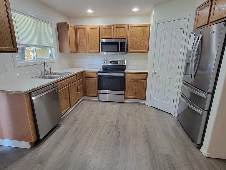 2513 W Grouse Ave — Photo 2