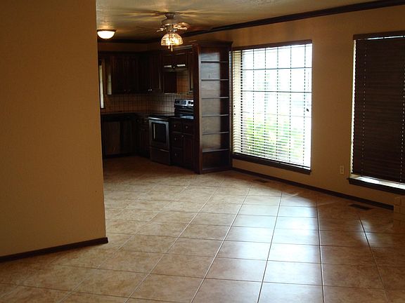 Hard surfice floor 20 in tiles