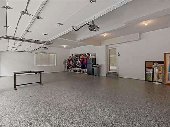 4th image of 425 NE Saint Andrews Cir