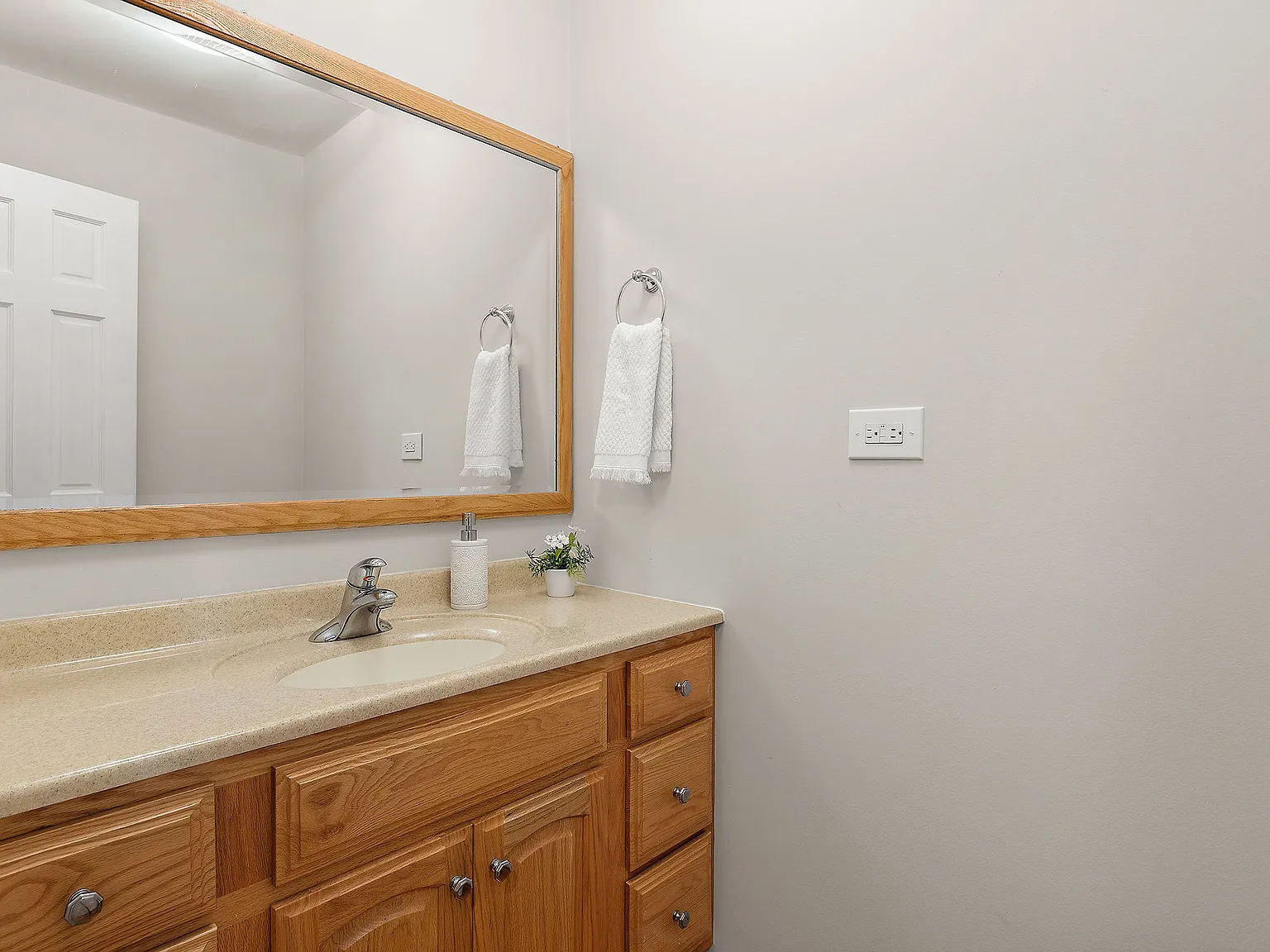 3 bed, 2.5 bath, 1757 sqft, $3,795 — Photo 4