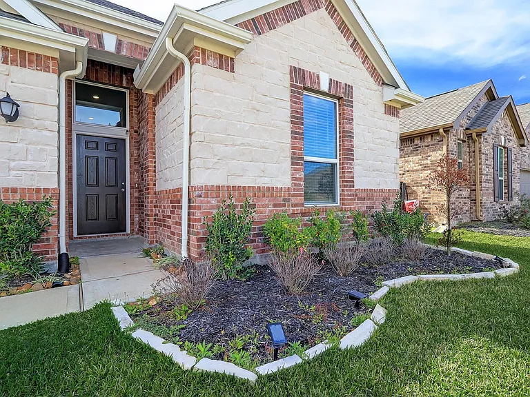 1702 Claire Creek Ct — Photo 2