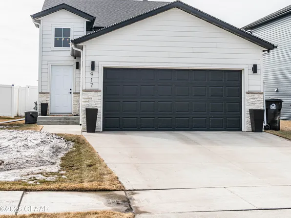 917 David Dr, Grand Forks, ND 58201