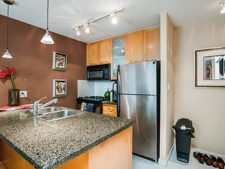 989 Richards St #708 — Photo 11
