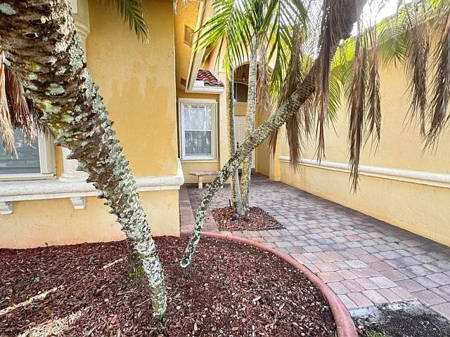19010 NW 10th St — Photo 4