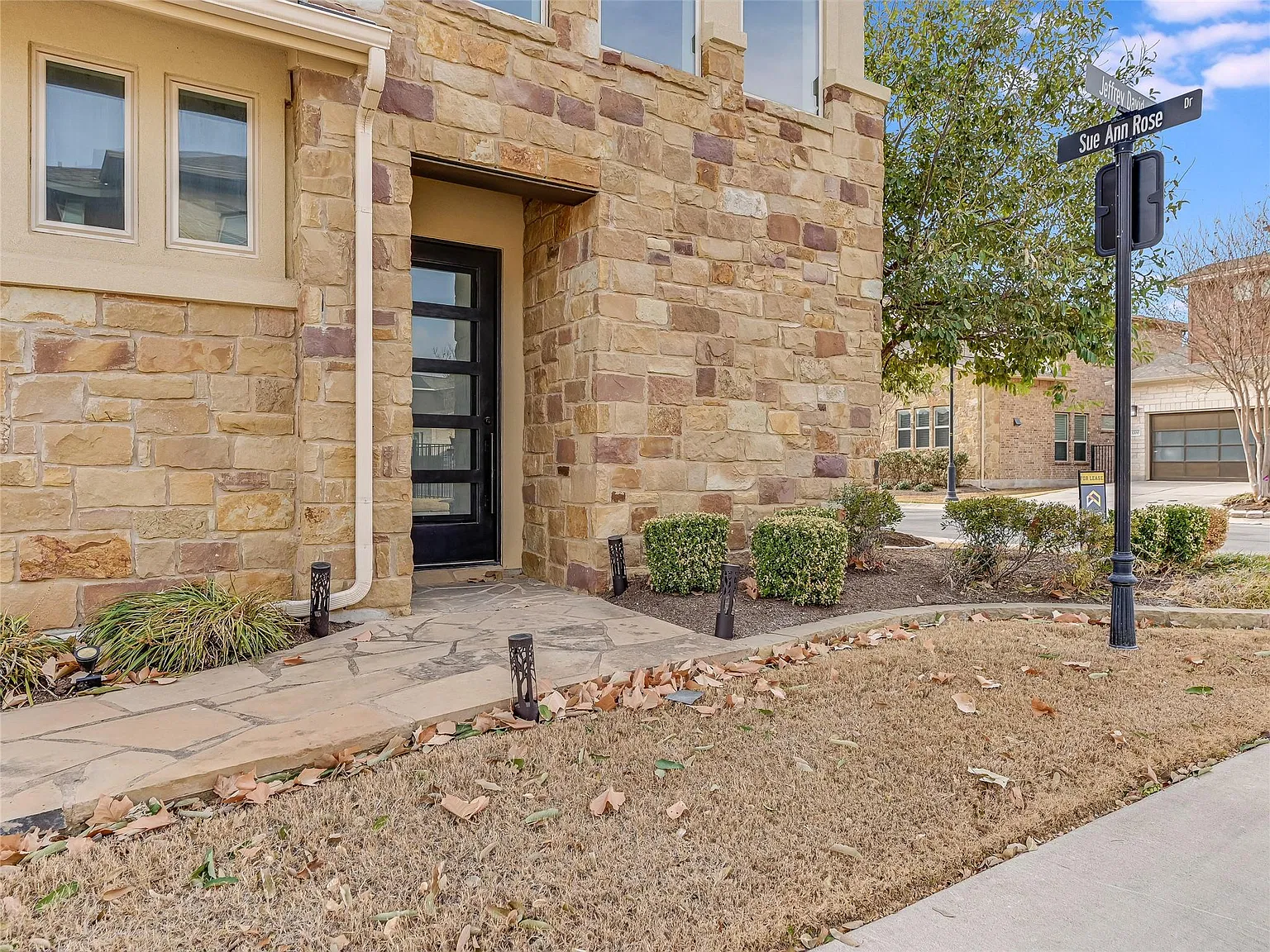 3 bed, 2.5 bath, 2381 sqft, $2,850 — Photo 3