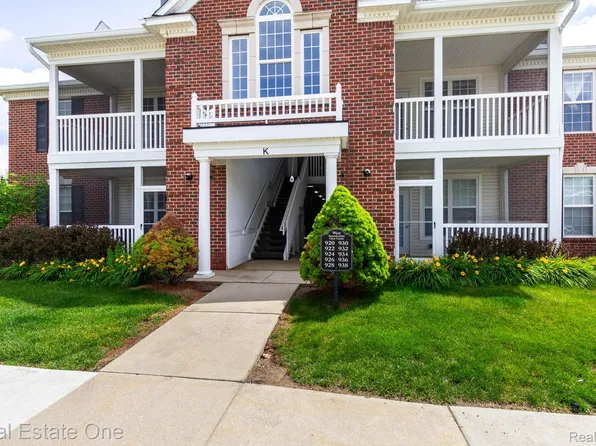 934 W Summerfield Glen Cir, Ann Arbor, MI 48103