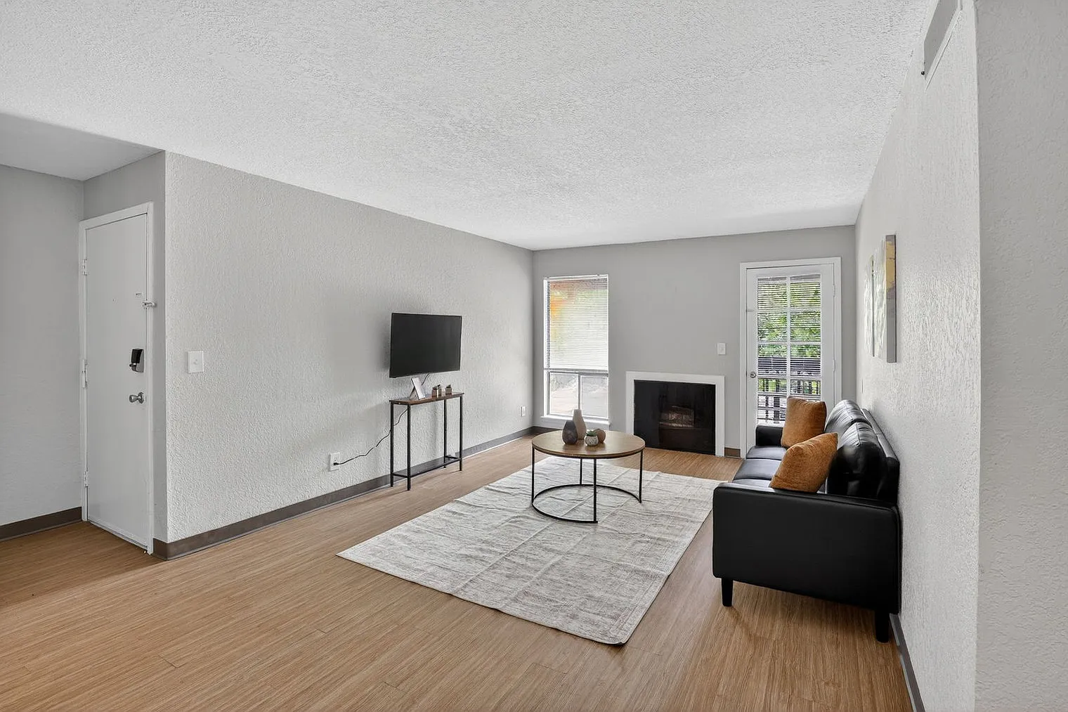 2 bed, 1.0 bath, 9913 sqft, $2,310 — Photo 1