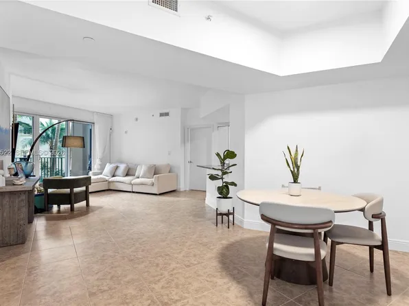 19900 E Country Club Dr APT 216, Aventura, FL 33180