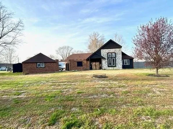 106 W 4th St, Hoffman, IL 62250