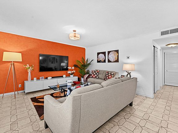 3rd image of 200 NE 12th Avenue #3a