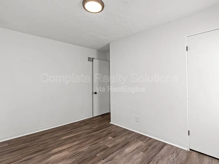 9823 Winkler Dr — Photo 23
