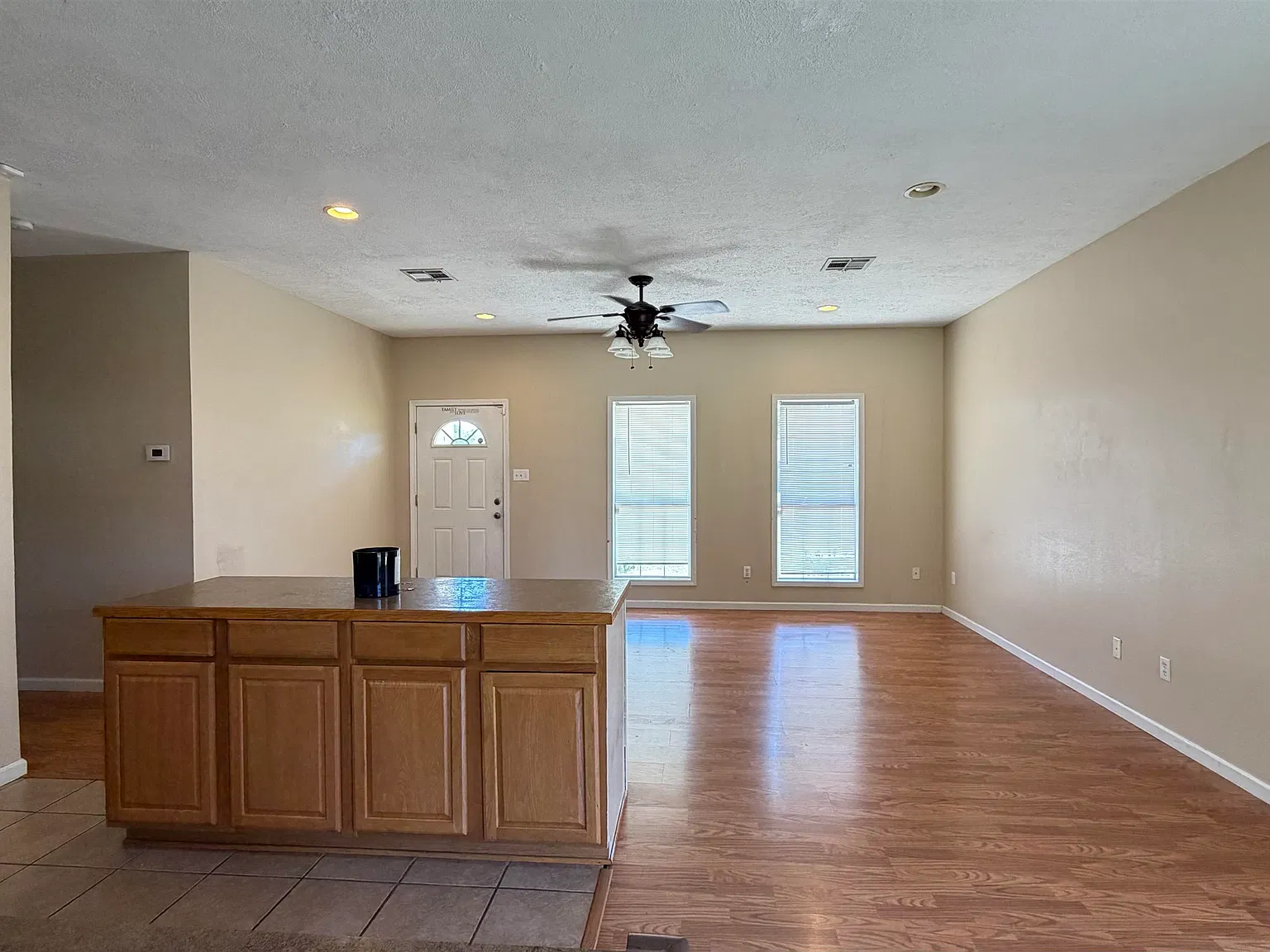 3 bed, 2.0 bath, 1310 sqft, $1,700 — Photo 4
