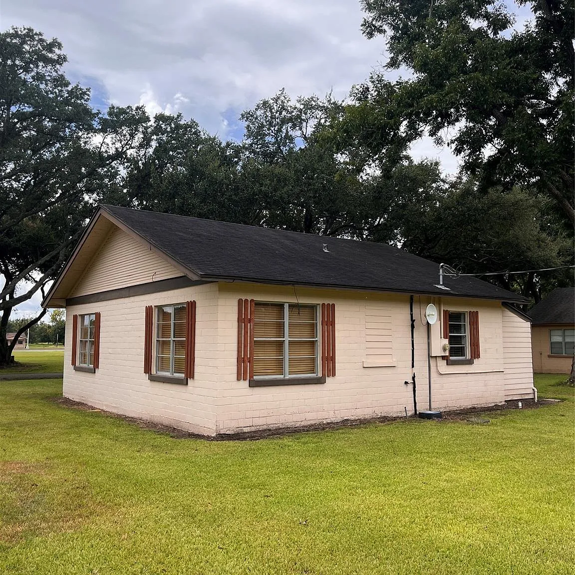 2 bed, 1.0 bath, 960 sqft, $1,300 — Photo 2