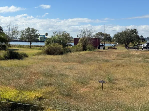 1034 16th St, San Leon, TX 77539