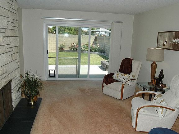 Family Room w/Fireplace