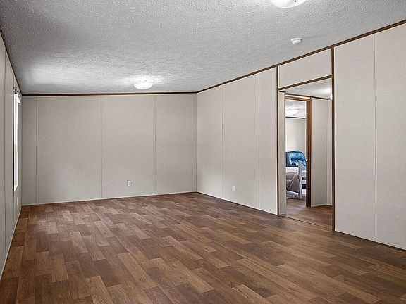 5th image of 934 Holly Glen Ln
