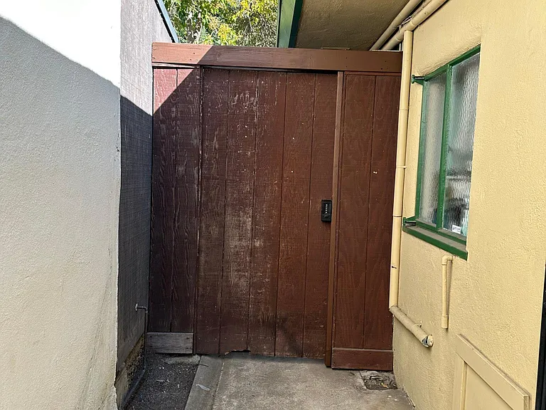 Private gate