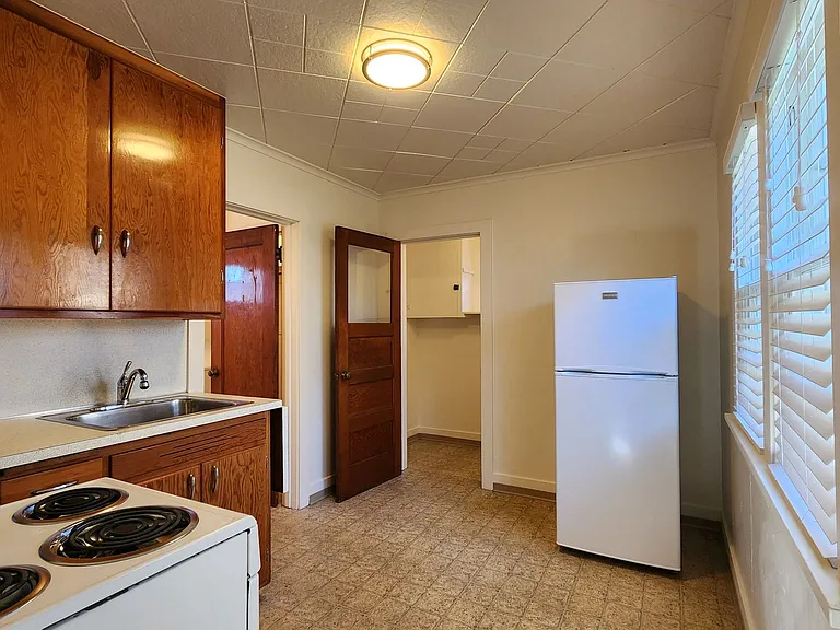 521 & 1/2 S 1 W — Photo 3
