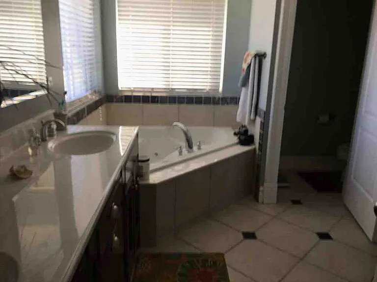 947 Canterbury Dr — Photo 9