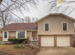 6211 Greenwood Dr, Shawnee, KS 66216