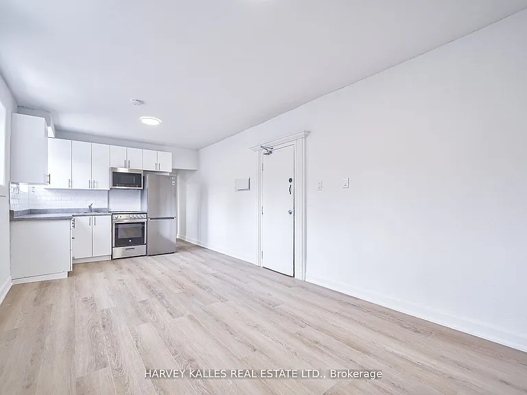 1046 Bathurst St #2 — Photo 11