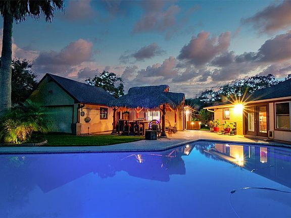 5th image of 653 Bay Club Dr