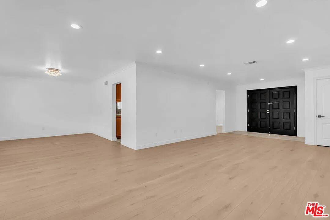 3 bed, 2.5 bath, 2038 sqft, $6,000 — Photo 2
